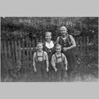 078-0075 Frau Auguste Neuman mit ihren Kindern Ursula,Franz und Willi im Jahre 1944.jpg